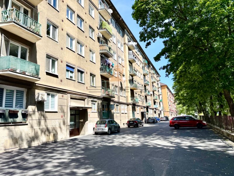 Jelačičova Straße in Bratislava - Ružinov mit Wohnhäusern, die von Bäumen umgeben sind.