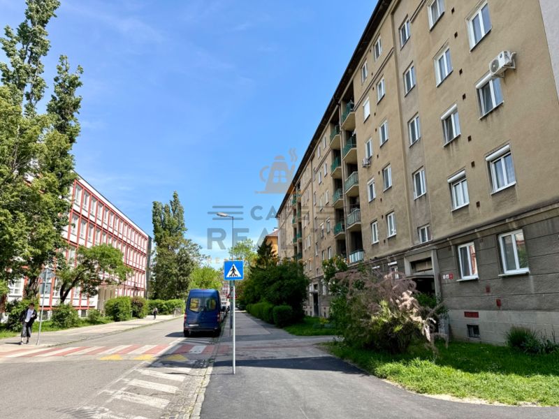 Jelačičova Straße in Bratislava - Ružinov mit Wohnhäusern und Grünflächen.