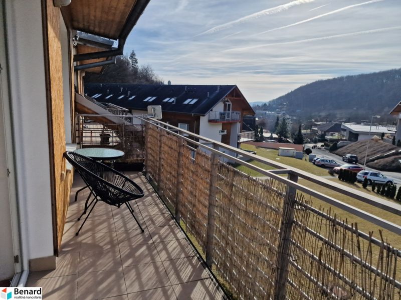 Blick vom Balkon einer 3-Zimmer-Wohnung im Pustá dolina in Prešov mit einem Geländer aus Weidengeflecht.
