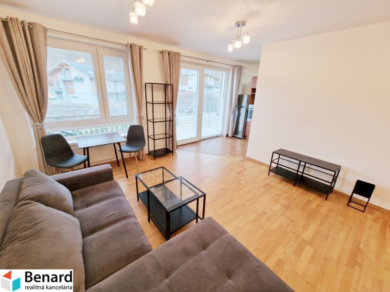 Helles Wohnzimmer mit Sofa, Tisch und Holzboden in einer 3-Zimmer-Wohnung.