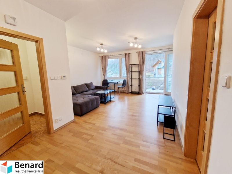 Wohnzimmer in einer 3-Zimmer-Wohnung mit Sofa und Holzboden.