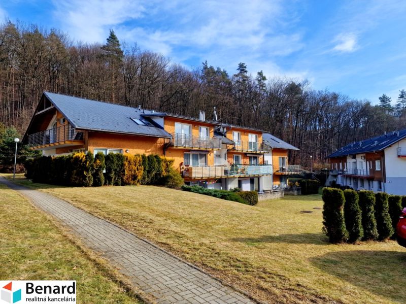 Ein Wohnhaus im Pustá-Tal in Prešov, umgeben von Grün und Bäumen.