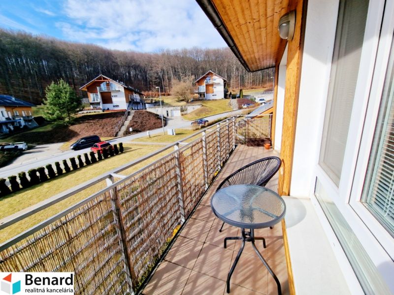 Ein Balkon mit Blick auf die Natur und Einfamilienhäuser in der Straße Pustá dolina, Prešov.