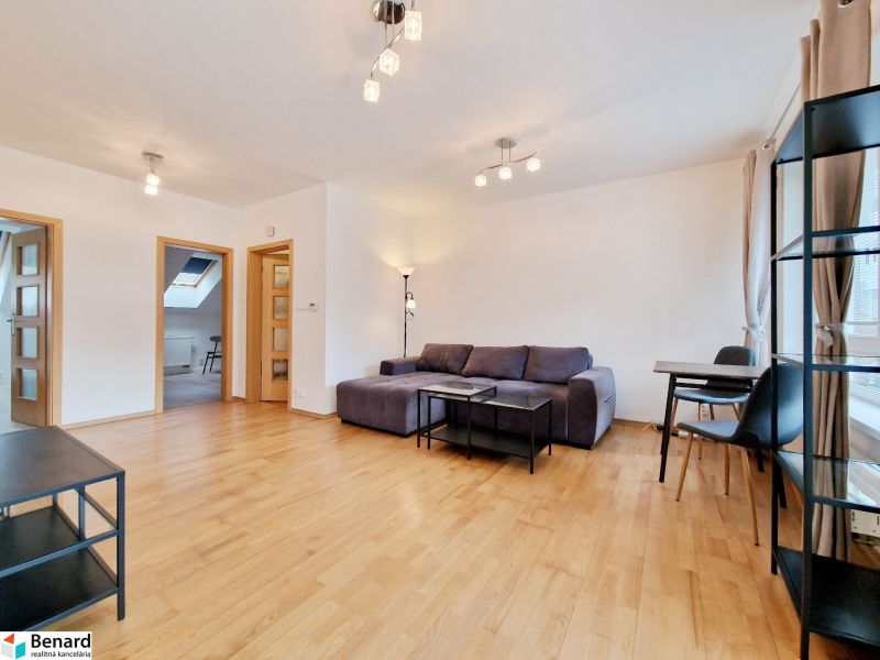 Wohnzimmer mit Holzboden, Sitzgarnitur und Esstisch in einer 3-Zimmer-Wohnung.