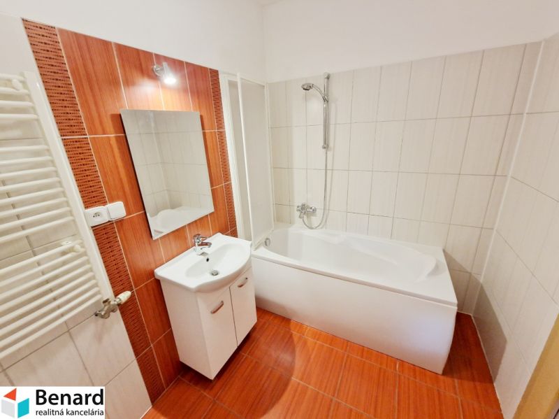 Badezimmer in einer 3-Zimmer-Wohnung mit Badewanne und orangefarbenen Fliesen.