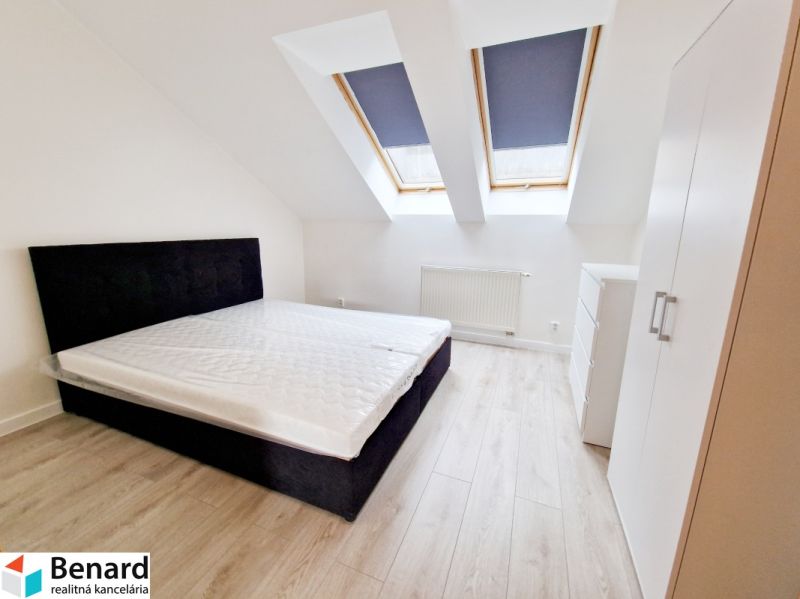 Helles Zimmer mit Bett und Einbauschränken in einer 3-Zimmer-Wohnung.