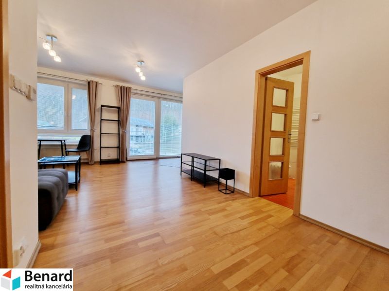 Wohnzimmer mit Holzboden in einer 3-Zimmer-Wohnung.