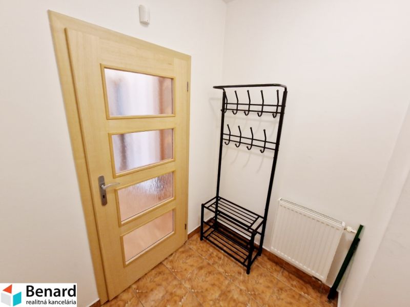 Flur in einer 3-Zimmer-Wohnung mit Garderobe, Holztüren und Heizkörper.