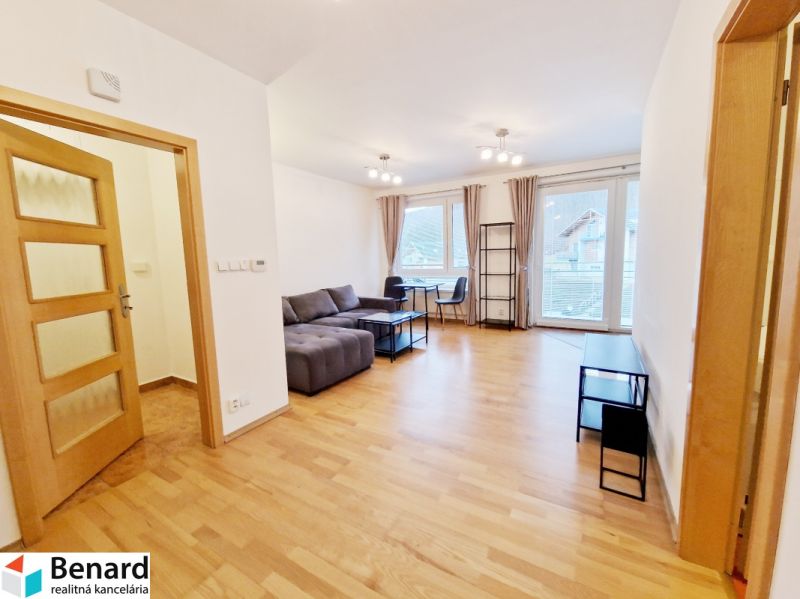 Wohnzimmer in einer 3-Zimmer-Wohnung mit Holzboden und Sofa.