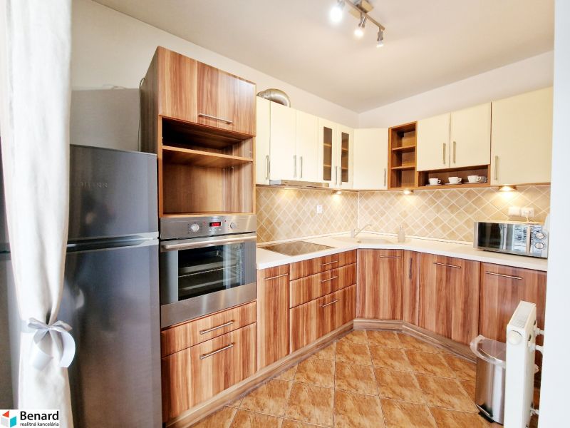 Küche in einer 3-Zimmer-Wohnung mit Holzboden und einer Eckküchenzeile.