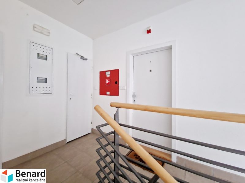 Eingangsbereich einer 3-Zimmer-Wohnung mit weißen Türen und Geländer.