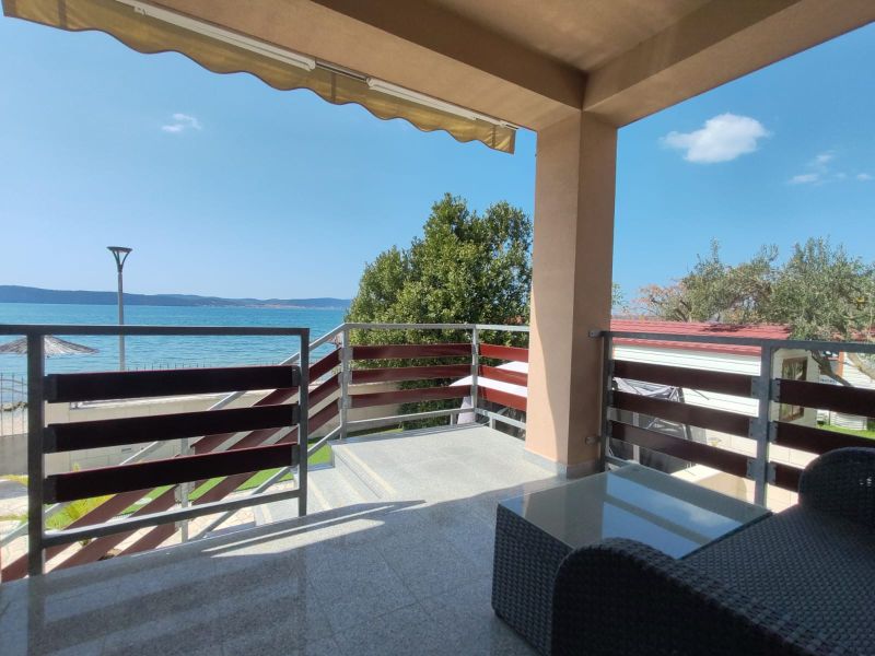 Blick von der Terrasse eines Einfamilienhauses in Bibinje auf die Küste und das Meer.