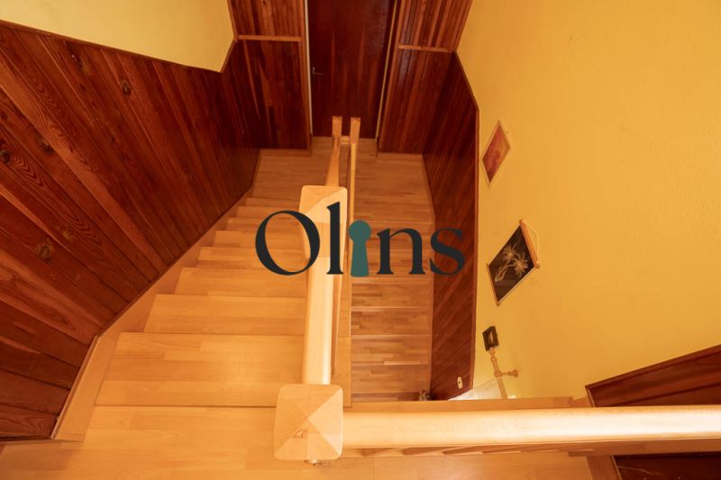 Treppe mit Holzboden in einem Einfamilienhaus, Wände mit Holz verkleidet.