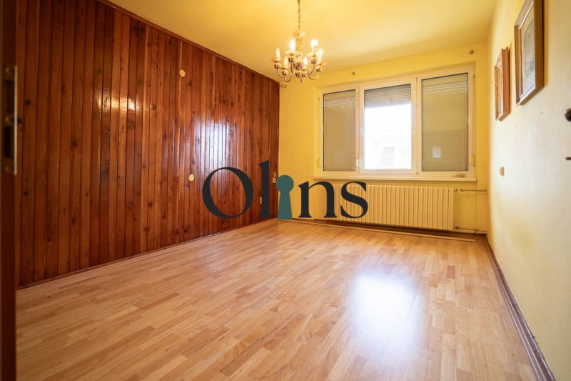 Ein Zimmer mit Holzverkleidung und einem Boden mit Holzdekor in einem Einfamilienhaus.