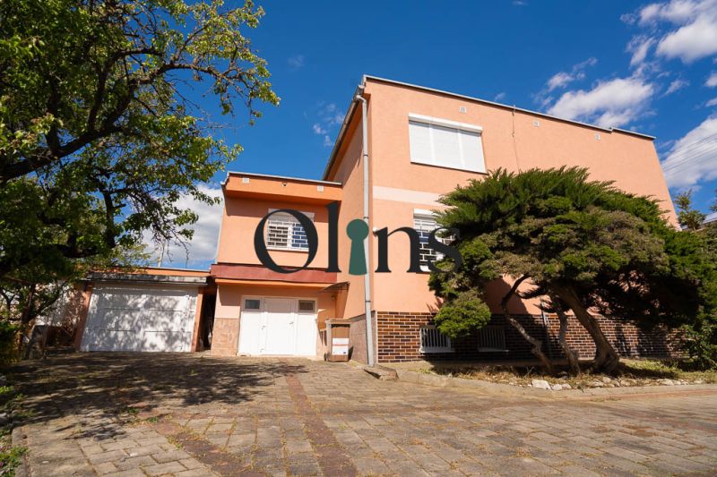 Einfamilienhaus in der B.Tablica-Straße in Dudince mit Garage und Bäumen im Garten.