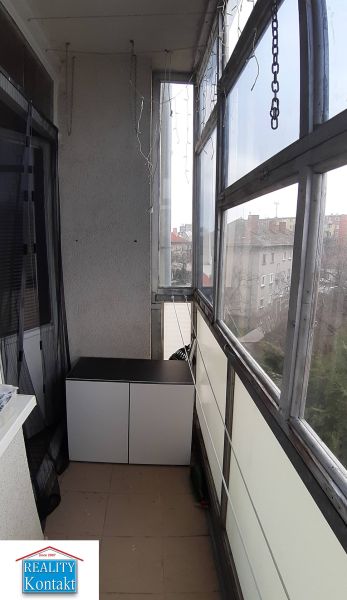 Ein verglaster Balkon in einer 2-Zimmer-Wohnung mit Aussicht in Nové Zámky, Kommode, Kette.