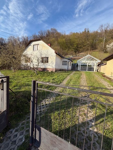 Ein Einfamilienhaus in Štós mit gepflegtem Grundstück und am Waldrand.
