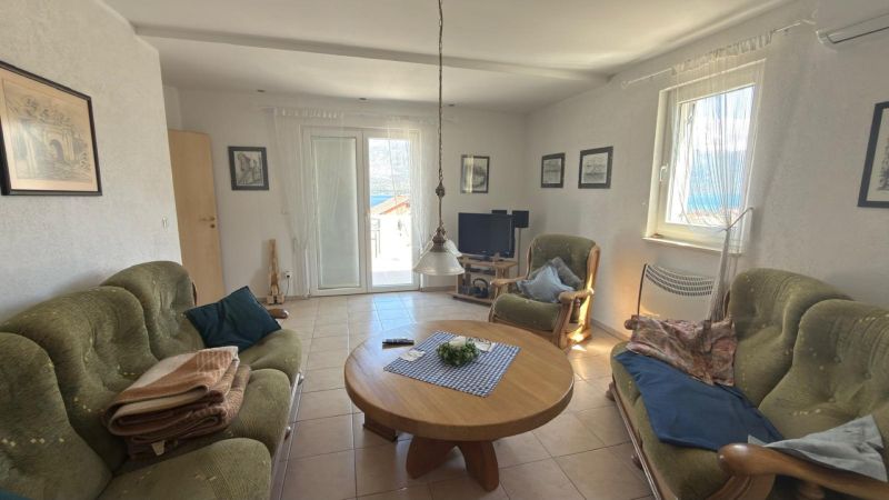 Wohnzimmer in einem Einfamilienhaus mit bequemen Sofas und einem Couchtisch aus Holz.