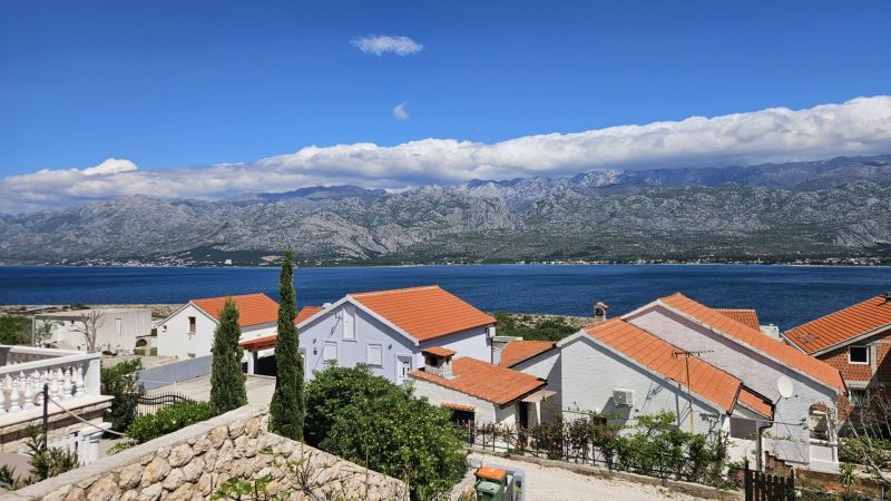 Einfamilienhäuser in Vinjerac mit Blick auf das Meer und die Bergpanoramen.