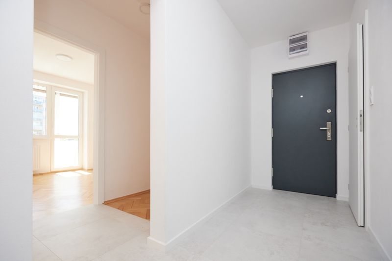 Eingangsflur in einer 3-Zimmer-Wohnung mit direktem Licht und einem Bodenbelag in Holzoptik.
