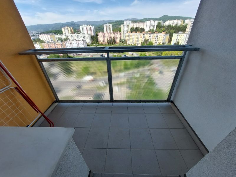 Balkon in einer Einzimmerwohnung mit Blick auf das Wohngebiet von Banská Bystrica in der Sitnianska-Straße.