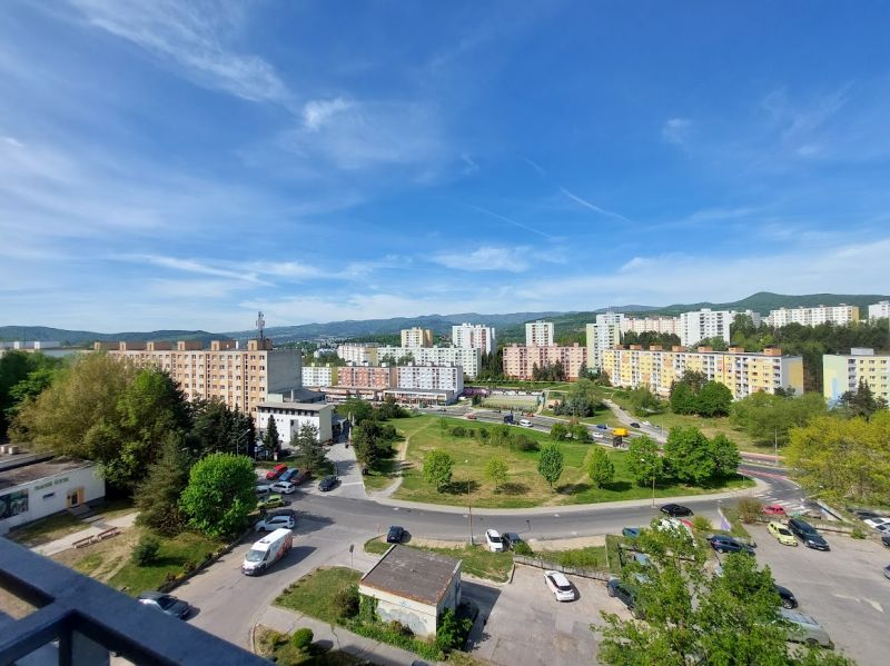 Blick auf die Wohnsiedlung und das Grün von einer Einzimmerwohnung in der Sitnianska-Straße in Banská Bystrica.