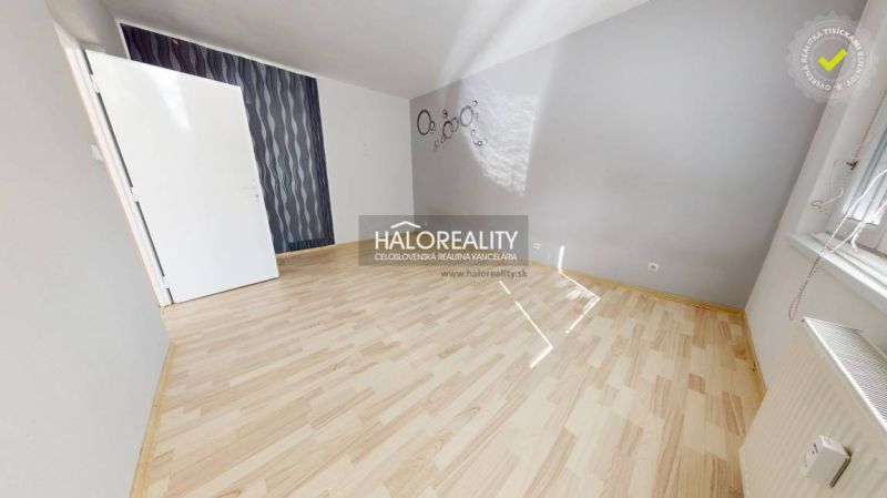 Helles Zimmer mit Holzboden, geeignet für eine Einzimmerwohnung.