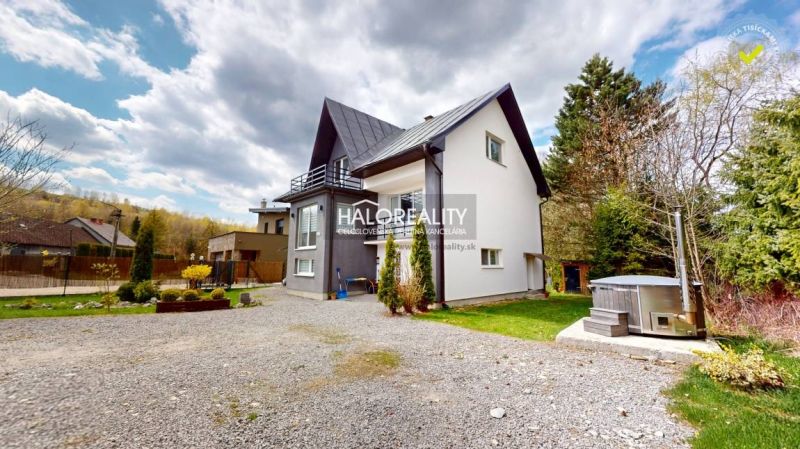 Ein Einfamilienhaus in Vitanová, umgeben von einem Garten und einer befestigten Zufahrtsstraße.