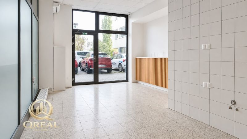 Heller Raum mit großen Fenstern und Fliesen, ideal für Geschäftsräume.