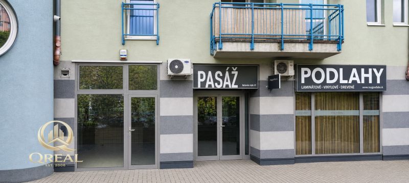 Geschäftsräume am Račianske mýto in Bratislava - Nové Mesto mit den Aufschriften 