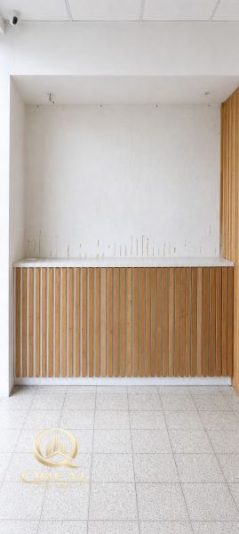 Obladenflächen mit weißen Wänden und Holzelementen, Fliesenboden.