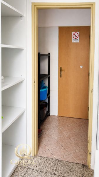 In den Geschäftsräumen gibt es weiße Regale, Türen und ein Reinigungsregal.
