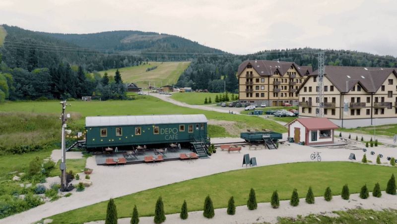 Eine Ferienwohnung in Telgárt, umgeben von Natur, im Hintergrund ein Eisenbahnviadukt.