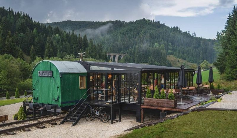 Eine Ferienwohnung in Telgárt, umgeben von Wäldern und in der Nähe eines Viadukts.