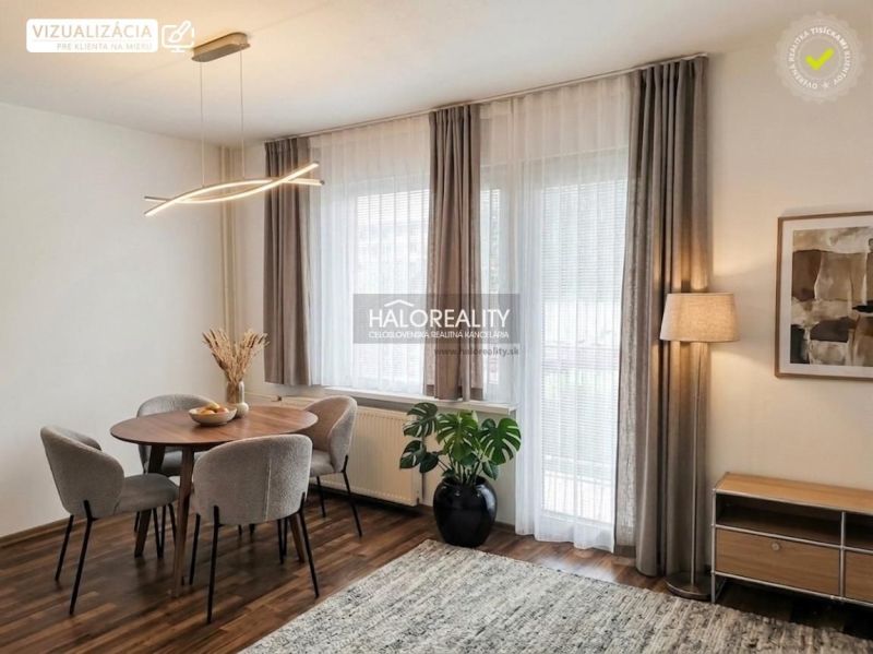 Einzimmerwohnung mit Esstisch, Stühlen und Holzboden, gedämpfte Beleuchtung.