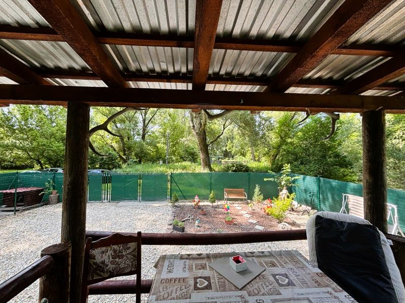 Blick von der Terrasse auf den Garten des Ferienhauses in Gabčíkovo mit natürlicher Umgebung.