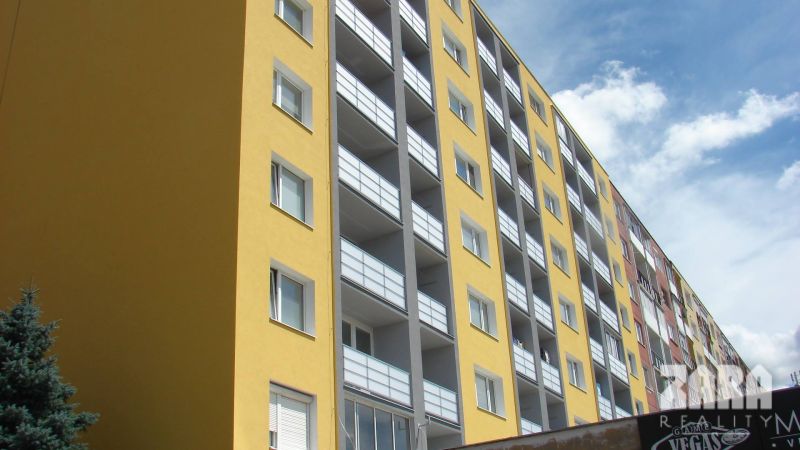 Wohnhaus mit gelb-grauer Fassade und Balkonen in der Budapeštianska-Straße in Košice, Siedlung Ťahanovce.