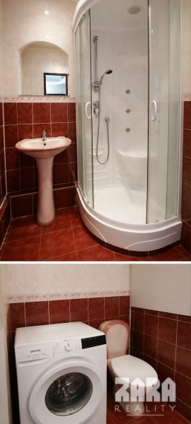 Badezimmer mit Dusche, Waschbecken, Toilette und Waschmaschine in einer 4-Zimmer-Wohnung.