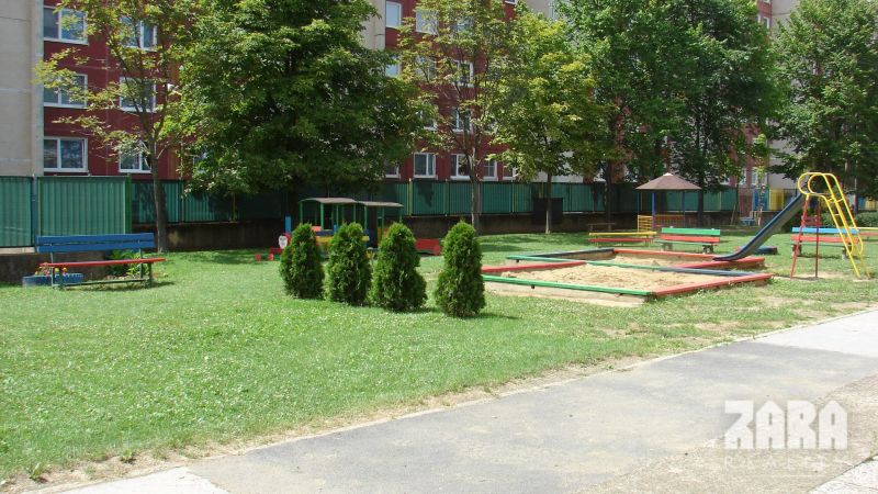 Spielplatz mit Rutsche und Sandkasten in der Siedlung in Košice in der Budapeštianska-Straße.