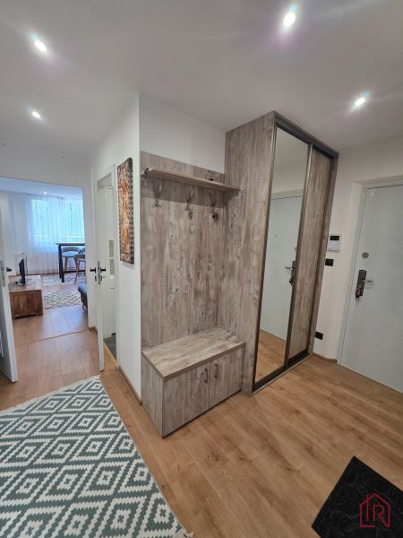 Diele einer 3-Zimmer-Wohnung mit Holzboden und einem Kleiderschrank.