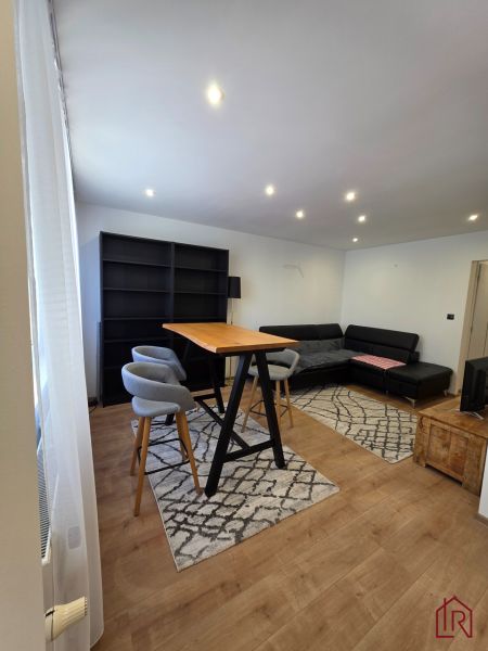 Wohnbereich in einer 3-Zimmer-Wohnung mit Holzboden und Möbeln.