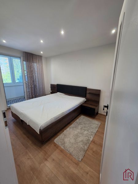 Schlafzimmer mit Bett und Holzboden in einer 3-Zimmer-Wohnung.