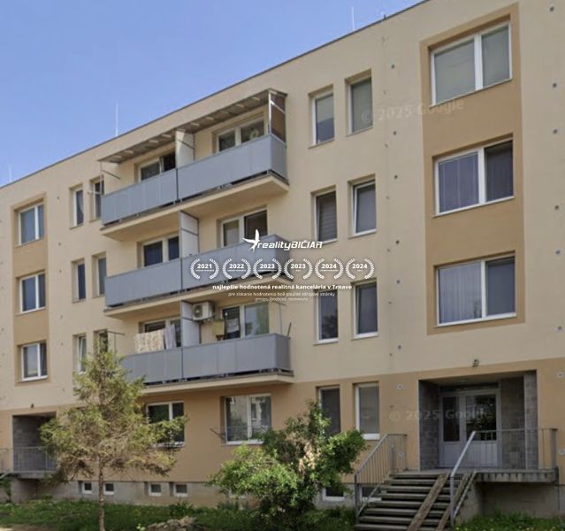 Wohnhaus in Hlohovec, mögliche 1-Zimmer-Wohnung mit Balkonen, Plattenbauweise.