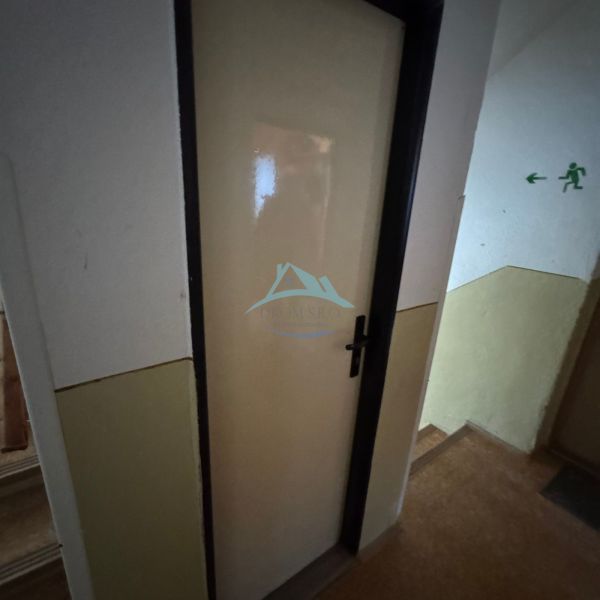 Eingangstür im Flur einer Einzimmerwohnung.