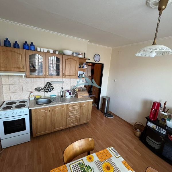 Küche in einer Einzimmerwohnung mit Holzboden, Holzküchenzeile.