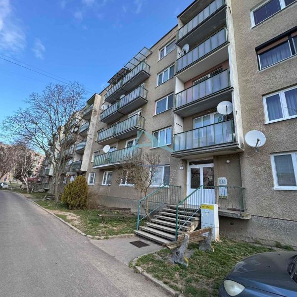 Blick auf das Wohnhaus in der J. Thuróczyho Straße in Šahy.