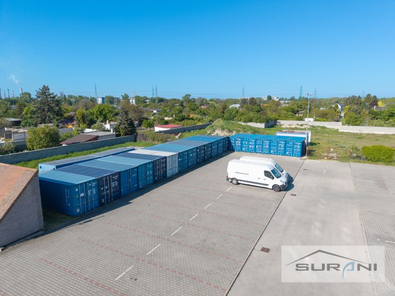 Parkplatz mit Lieferwagen und Containern in Bratislava - Podunajské Biskupice in der Svornosti-Straße.