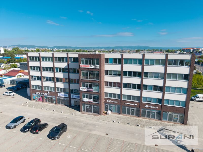 Kancelárien an der Svornost Straße in Bratislava - Podunajské Biskupice mit Parkplatz und Autos.