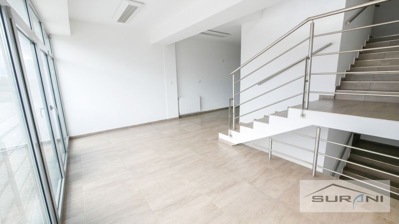 Büros mit Treppe, Glaswand und Boden mit Holzdekor.