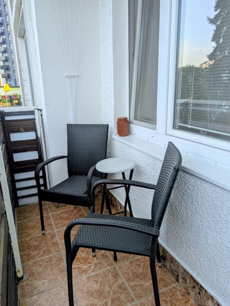 Balkon in Dubnica nad Váhom auf Centrum I mit zwei Stühlen und einem Tisch.